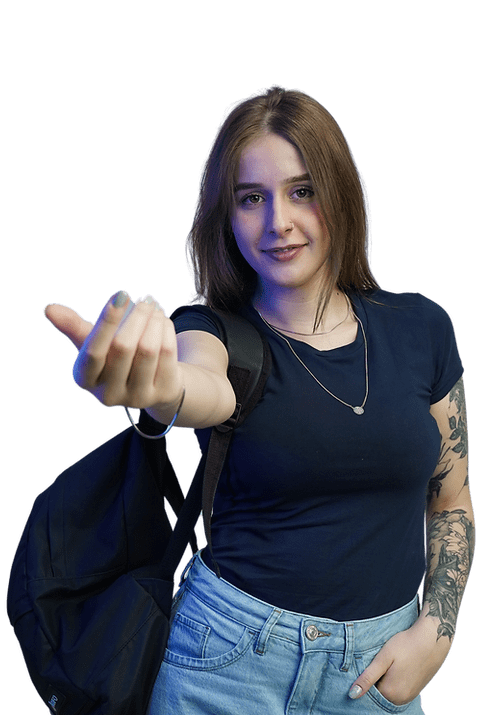 Mulher usando uma mochila chamando para a aula